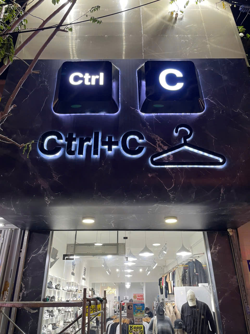 Mặt tiền shop thời trang đèn LED lung linh ban đêm tại Nha Trang