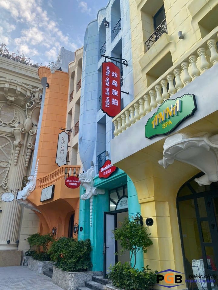 Gia công biển chỉ dẫn phong cách châu Âu cổ điển tại Vinpearl Nha Trang