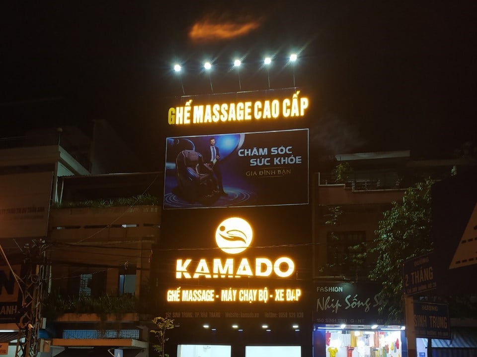 Lắp đặt bảng hiệu ghế massage Kamado đường Sinh Trung Nha Trang