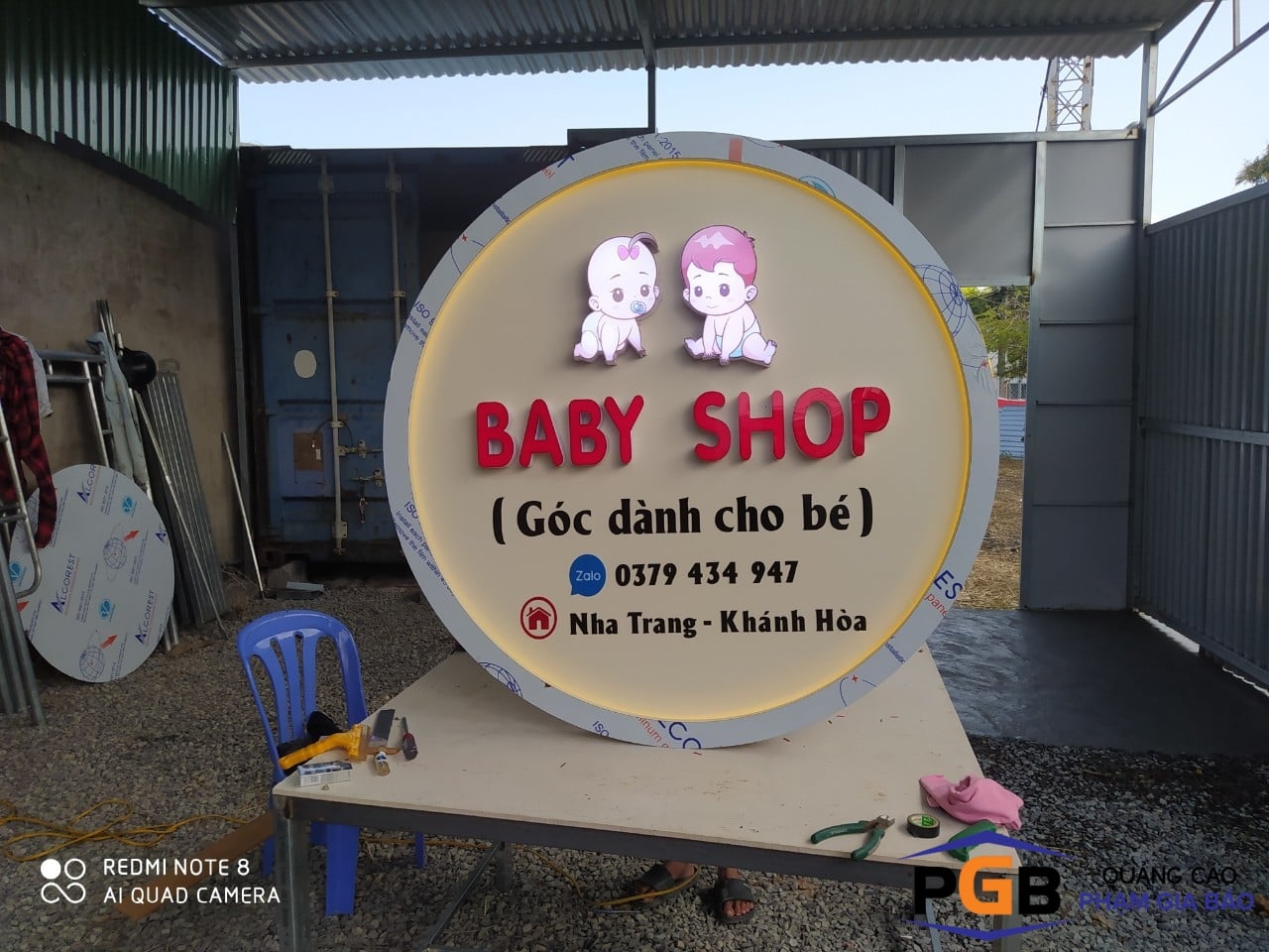 Làm hộp đèn vẫy tròn mica hút nổi cho shop mẹ và bé Nha Trang