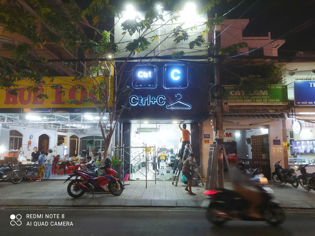 Bảng hiệu đèn LED ban đêm shop thời trang Ctrl+C Ngô Gia Tự Nha Trang