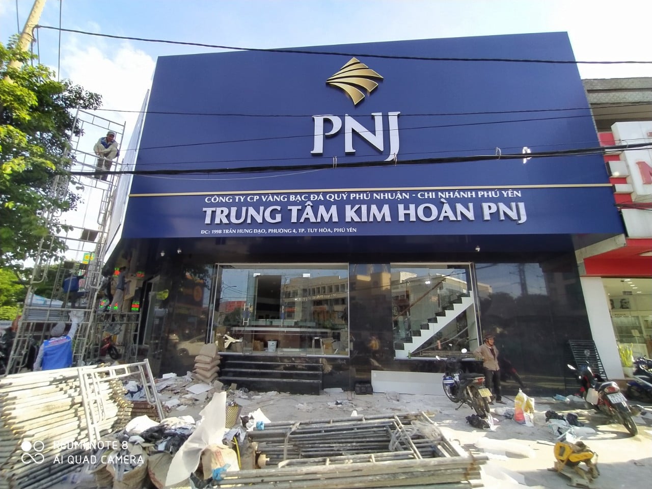 Đội ngũ thợ thi công bảng hiệu PNJ xe cẩu chuyên nghiệp tại Nha Trang